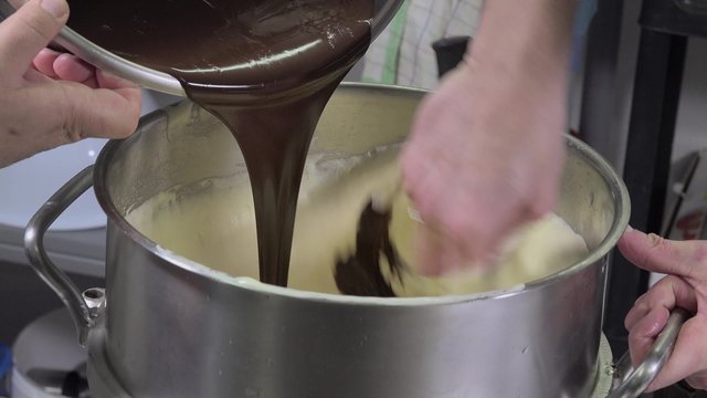 Preparation of a Yule log, pear and praline