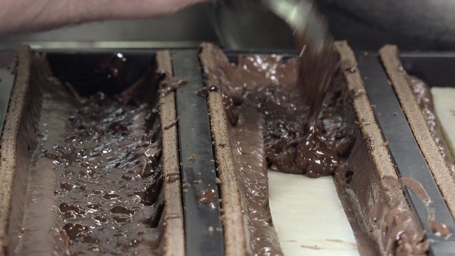Preparation of a Yule log, pear and praline