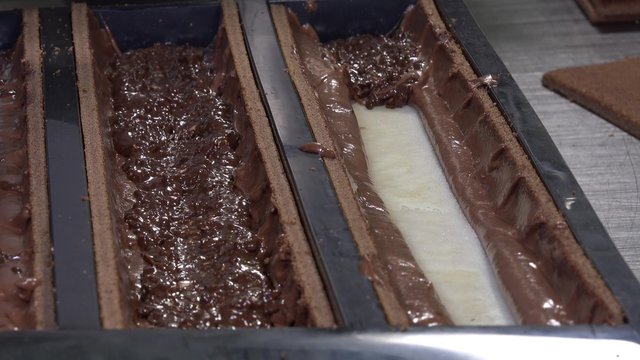 Preparation of a Yule log, pear and praline
