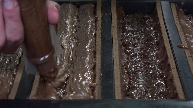 Preparation of a Yule log, pear and praline