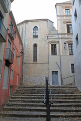 Fototapeta na wymiar GIRONA, SPAIN - AUGUST 30, 2012: Jewish quarter in Girona. Catalonia. Spain
