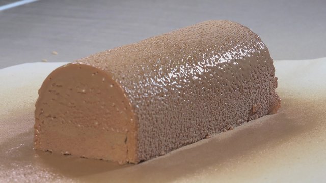 Preparation of a Yule log, pear and praline