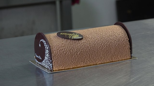 Preparation of a Yule log, pear and praline