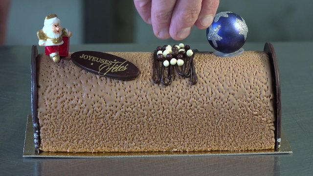 Preparation of a Yule log, pear and praline