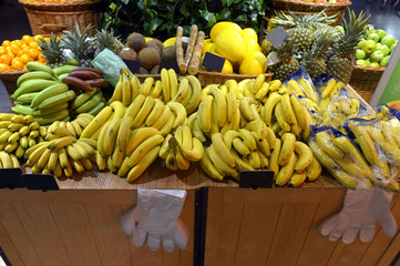 Showcases citrus in the supermarket