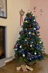 Fototapeta na wymiar L'albero di Natale con i regali,vicino al caminetto