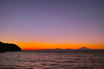 Plakat 江の島大橋から見た夕焼けの相模湾と富士山