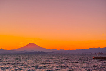 Fototapeta na wymiar 江の島大橋から見た夕焼けの相模湾と富士山