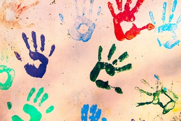 Handabdrücke von Kindern bunt