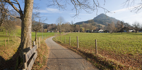 Wanderweg am Schliersee, Herbstlandschaft Oberbayern