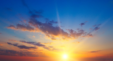 Fototapeta premium piękny wschód słońca i zachmurzone niebo