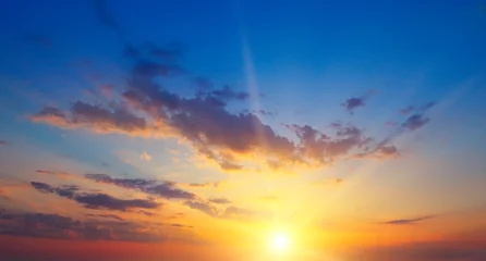 Poster prachtige zonsopgang en bewolkte lucht © alinamd