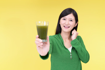 野菜ジュースを持つ笑顔の女性