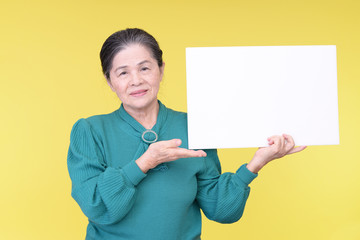 ボードを持つ笑顔の年配者