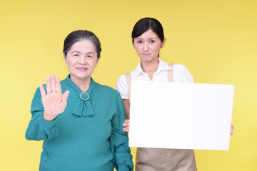 ストップのジェスチャーをする年配者