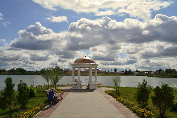 Беседка на берегу водоема в городском парке © Dead_inside