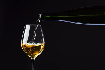 Cercles muraux Vin le vin est versé dans un verre à vin