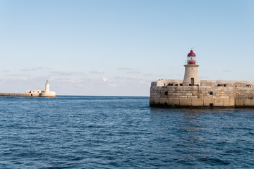 Roter und grüner Leuchtturm des Grand Harbour - Valetta/ Malta 