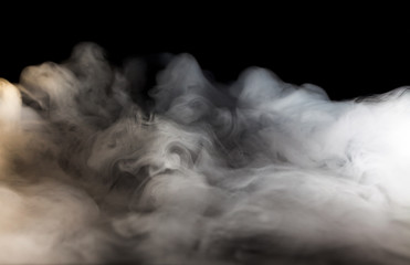 Le brouillard abstrait ou la fumée se déplacent sur le fond de couleur noire