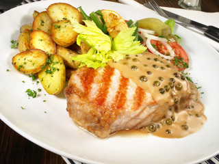 Steak mit Pfeffersauce und Bratkartoffeln