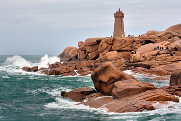 Spectacle de mer au phare de Ploumanach en Bretagne