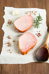 Kassler Koteletts mit Gew&uuml;rzen und Kr&auml;utern