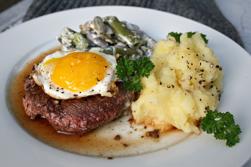 organic lifestyle gericht filet seak spiegelei kartoffelpüree bohnengemüse glutenfrei hausmannskost