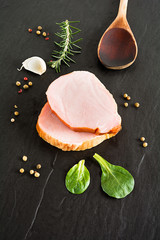 Kassler Koteletts mit Gewürzen und Kräutern