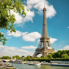  Eiffeltoren en blauwe lucht, Parijs, Frankrijk. Uitzicht op de rivier de Seine in de zomer. © scaliger