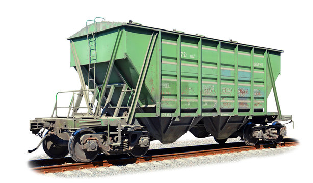 Железнодорожный вагон-хоппер для перевозки цемента, изолированный на белом фоне с фрагментом железнодорожного пути