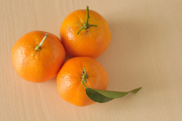 clementine, closeup dall'alto, luce solare naturale.
