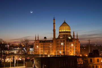 Yenide in Dresden bei Nacht mit einer schmalen Mondsichel im Hintergrund 