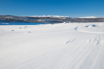 Fototapeta na wymiar Stimmung über einem gefrorenen See in Schweden