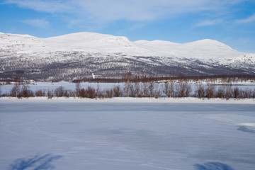 Sonniger kalter Wintertag in Schweden