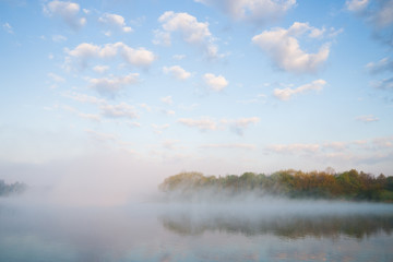 Obraz na płótnie Canvas Morgennebel über einem See