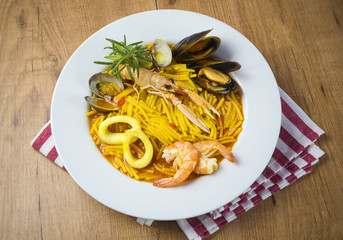 Fideuá con marisco,cocina valenciana
