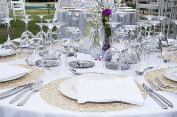 Fototapeta premium Cubiertos, mesa invitados, banquete