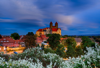 Blick auf das Schloss von Quedlinburg bei nacht