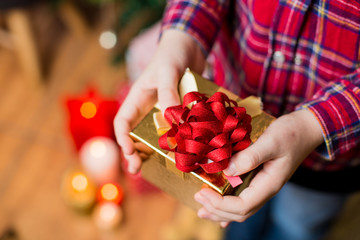 
Ein Kind packt die Weihnachtsgeschenke aus