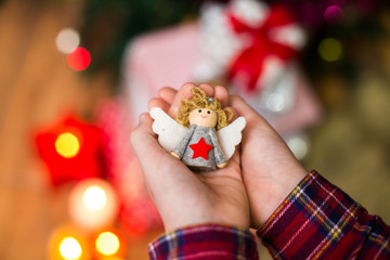 Kind hält einen Schutzengel