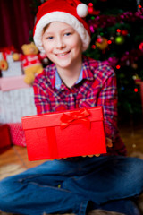 Obraz na płótnie Canvas Ein Kind packt die Weihnachtsgeschenke aus