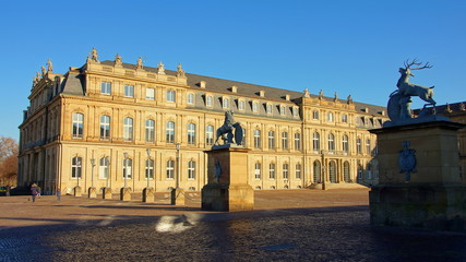 Fototapeta na wymiar Neues Schloss in Stuttgart vor tiefblauem Himmel und Tor mit Löwen und Hirsch