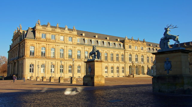 Neues Schloss in Stuttgart vor tiefblauem Himmel und Tor mit Löwen und Hirsch