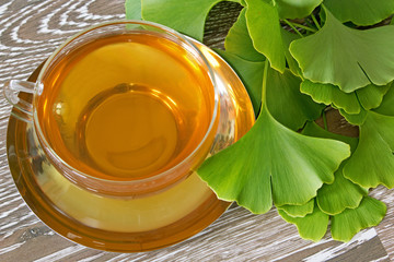 Ginkgotee mit frischen Blättern