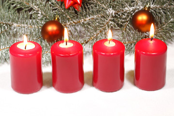 Adventskerzen, Schnee, Weinachtsdekoration, Tannengrün