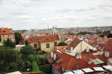 Прага, вид на крыши старых домов