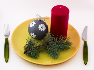 Тарелка, вилка, нож на белом фоне