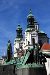 Fototapeta na wymiar Prag, Jan-Hus-Denkmal und St. Nikolaus-Kirche
