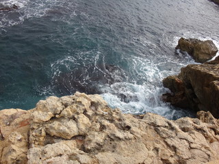 Камни и море в летний пасмурный день