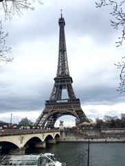 Fototapeta na wymiar Parigi, la Tour Eiffel e la Senna